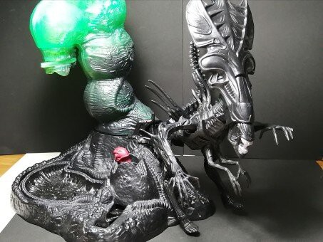 ケナー社製エイリアンフィギュア「クイーンハイヴ プレイセット」を