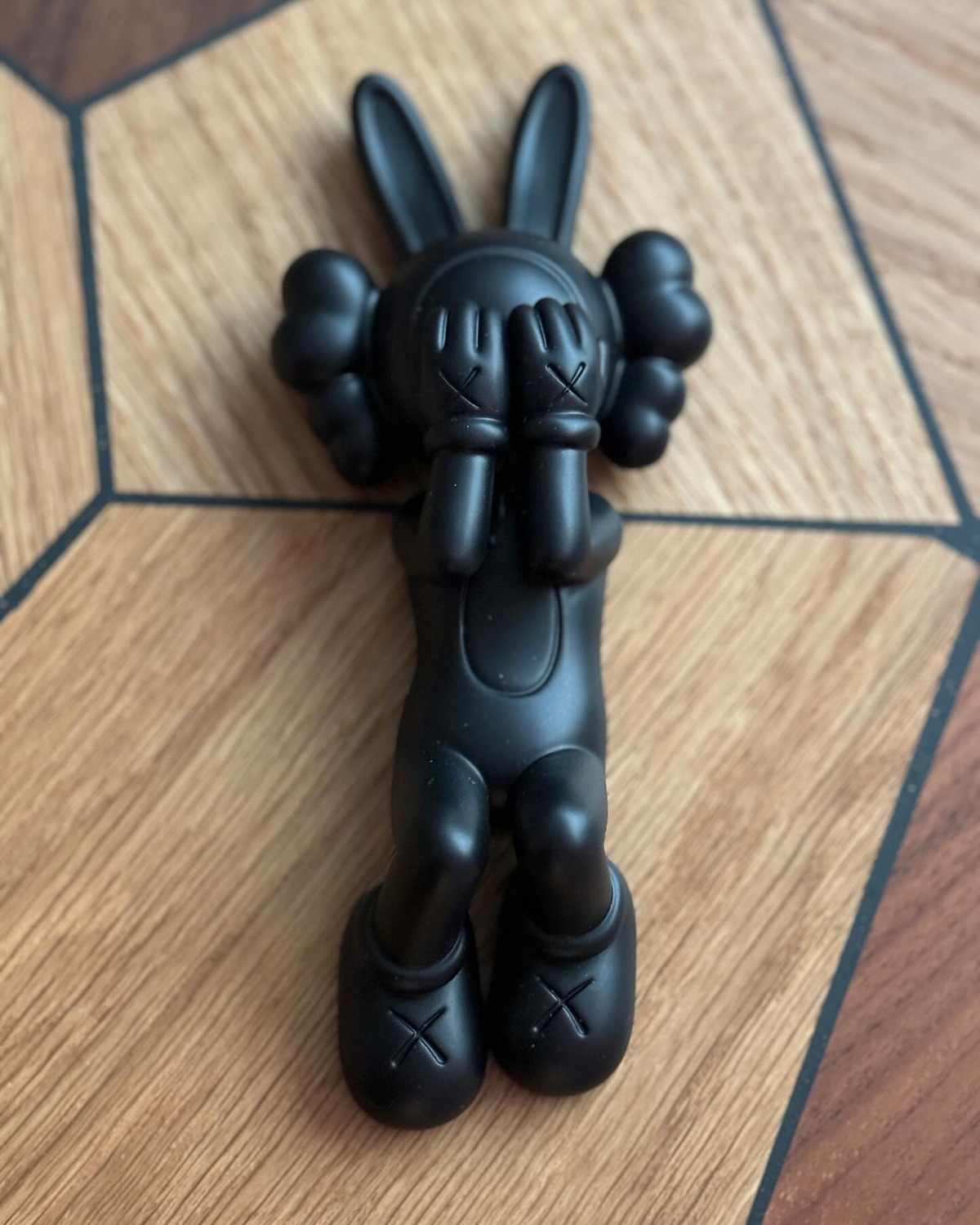 KAWS が新作アート “Calm Night” を250個限定で抽選販売 – 時代を超え