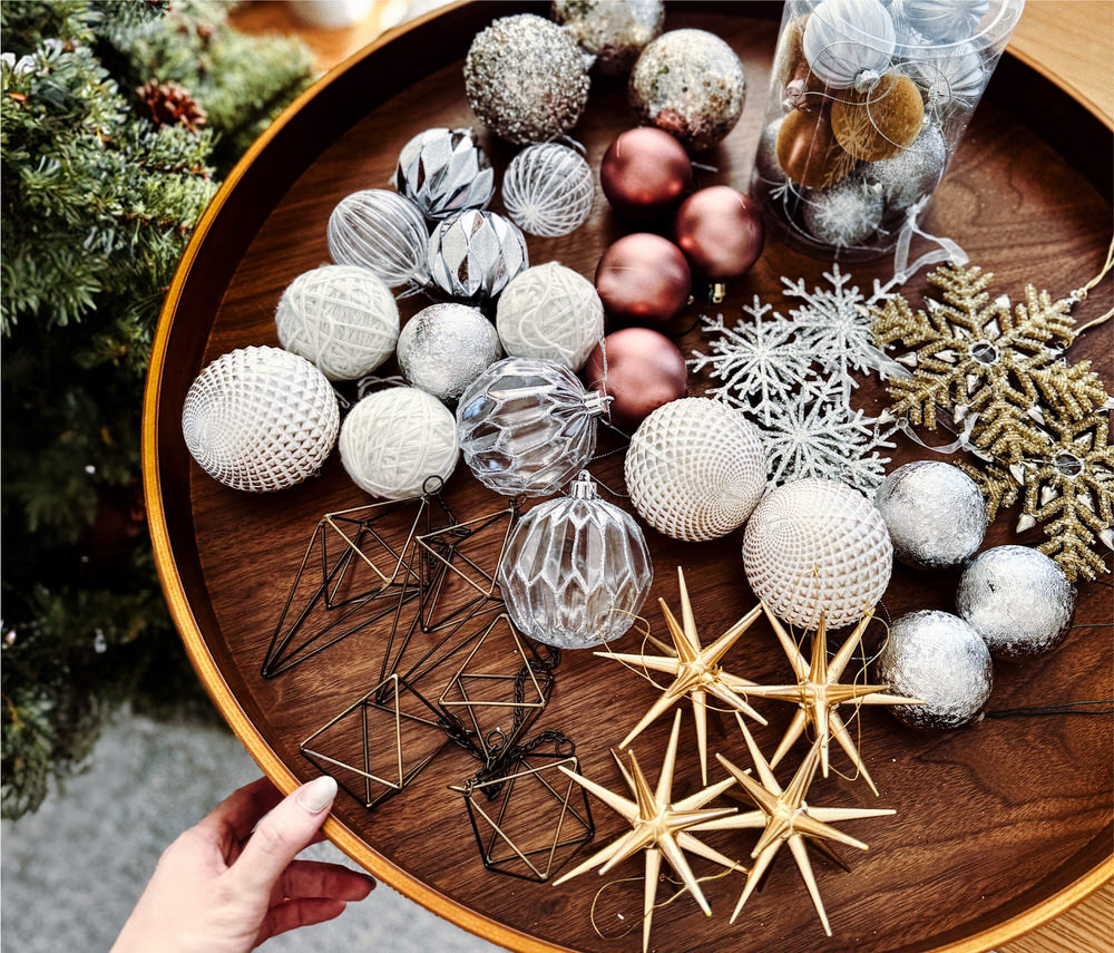 クリスマスツリー】デザイナーが教えるおしゃれな飾り方｜失敗しない8