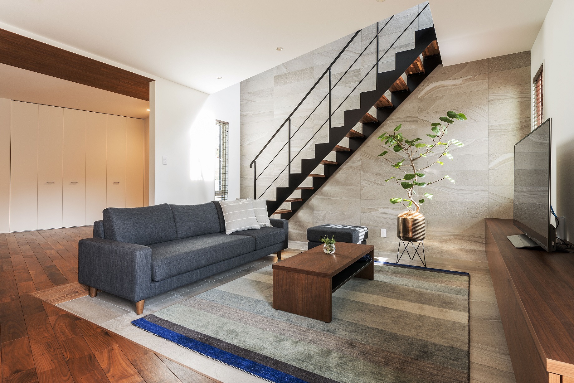 ダークブラウンに合うインテリアカラーとは？上品で落ち着く配色ガイド