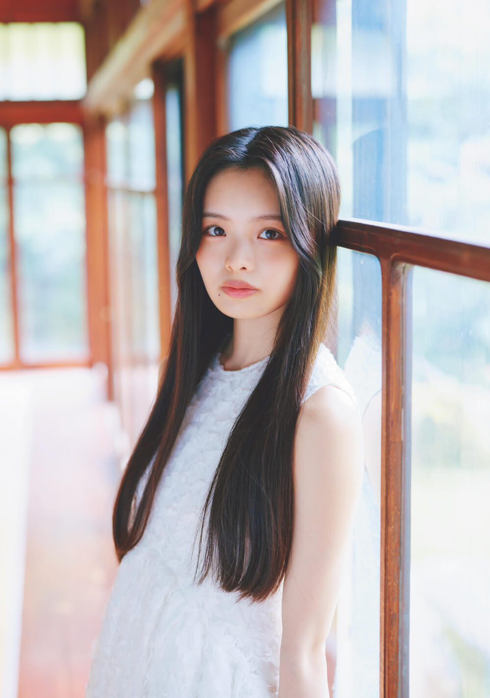 櫻坂46の四期生・浅井恋乃未、『週プレ』初グラビアで魅せた麗しの透明