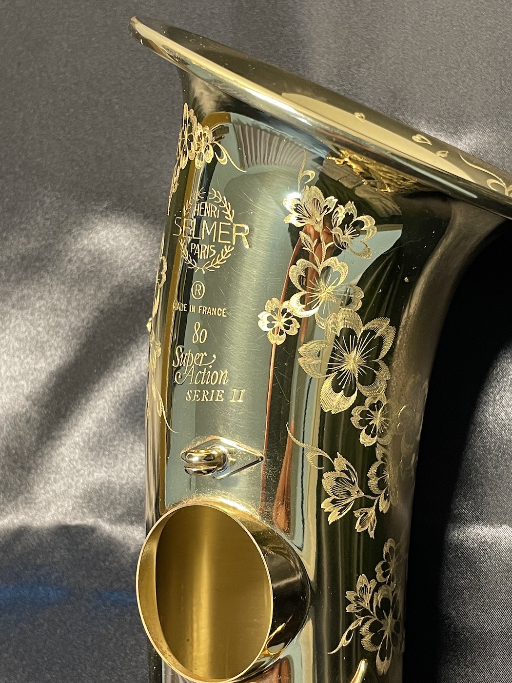 アルトサックスに彫刻。満開の桜の中を蝶が舞う。 | LOVE & HAPPINESS