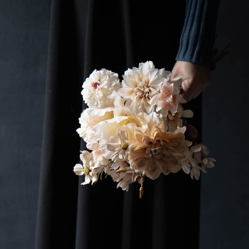 アーティフィシャルフラワー お洒落なベージュカラーのワントーンブーケ