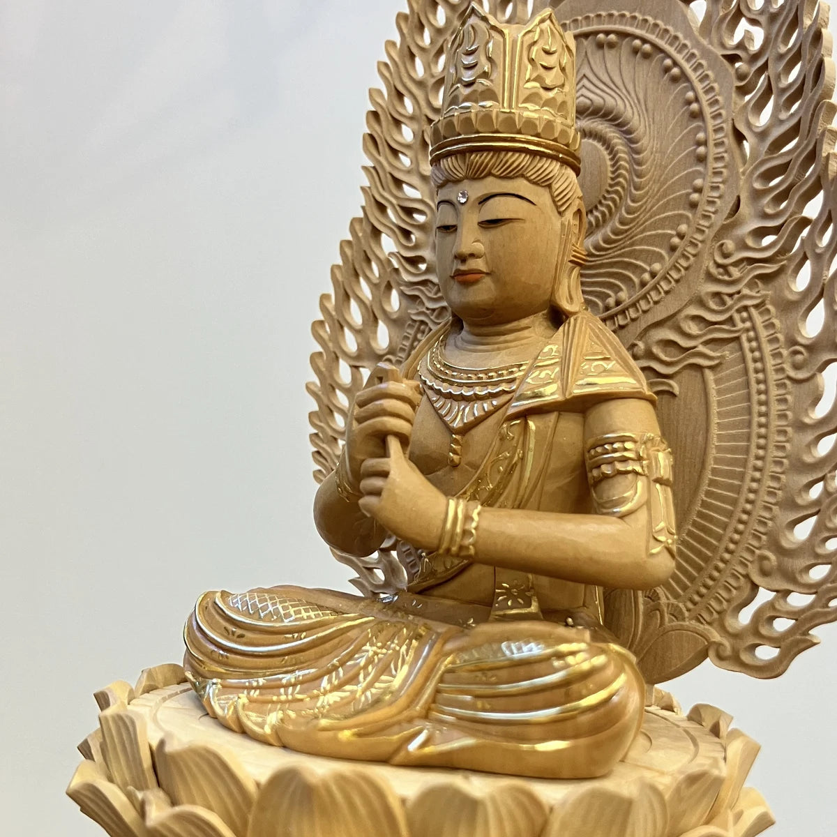 アウトレット】本柘植仏像 上彫り 六角台座 大日如来 2.5寸 2重火炎