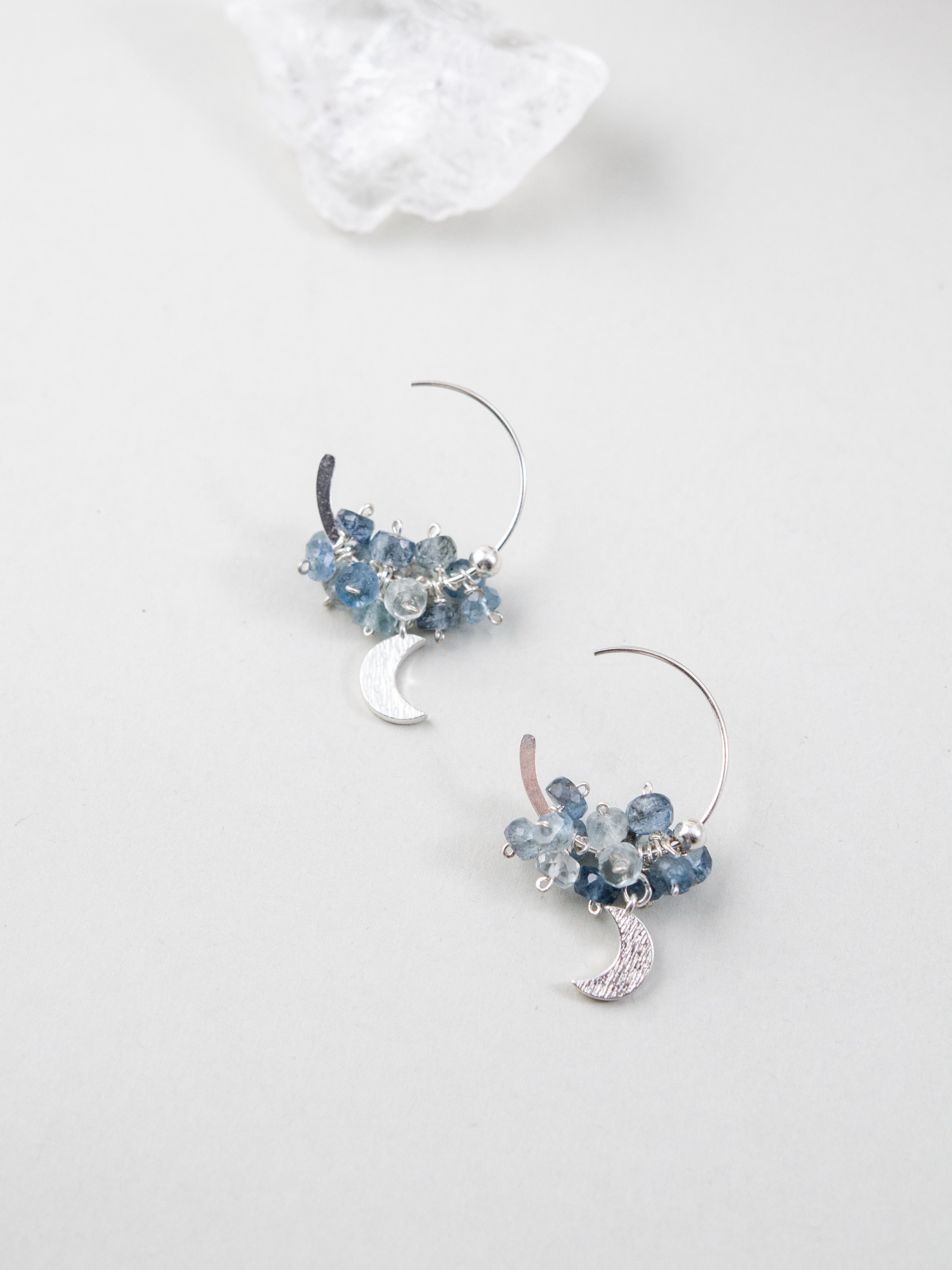 アクアマリン & 三日月 フープピアス - 【月夜の雫】房状の天然石と銀