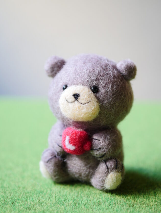 新着作品】kumamiaさん 羊毛フェルトくまさん＆ブローチのご紹介
