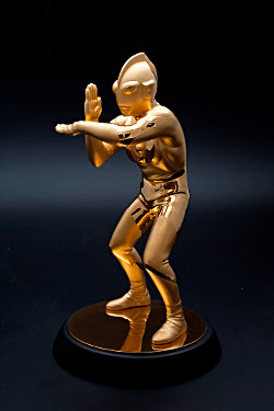 新宿高島屋「黄金展」に純金製「ゴールド ウルトラマン」(税込1,050万
