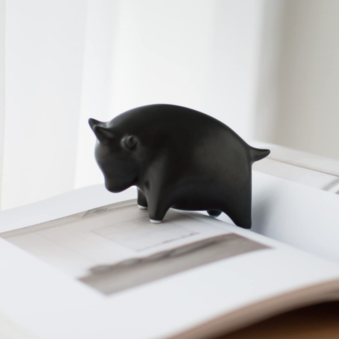 Amazon.co.jp: 牛の置物 陶器 風水 牛 インテリア リビング 玄関