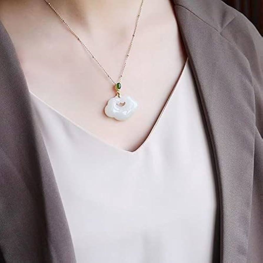 Amazon.co.jp: 天然翡翠ペンダントネックレス彫刻幸運のお守り、天然