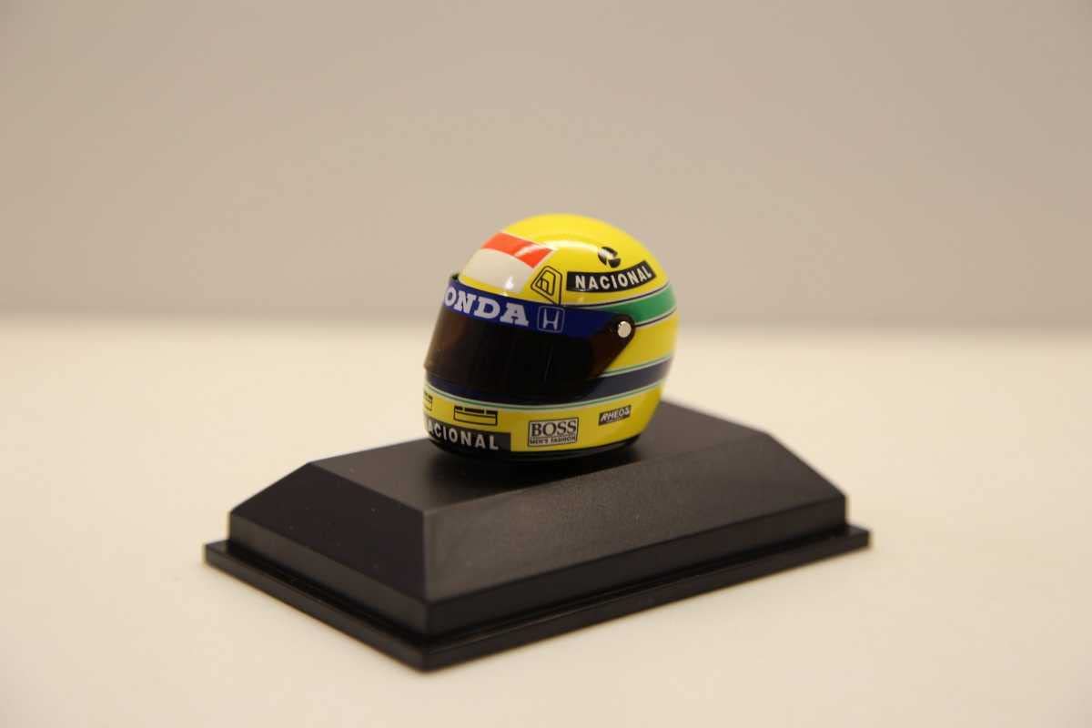 Amazon | ミニチャンプス 1/8 アイルトン・セナ ヘルメット