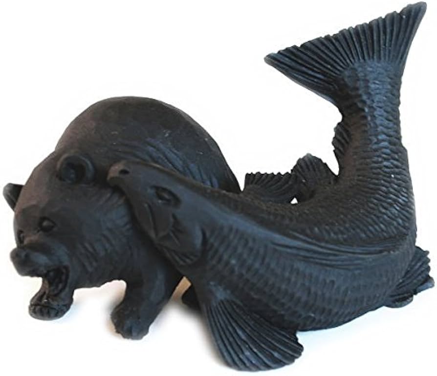 Amazon.co.jp: 【ノーブランド品】 エコ炭の置物 【鮭にくわえられた熊