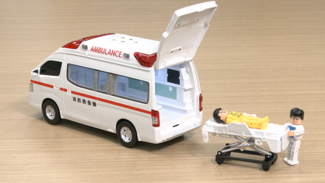 Amazon.co.jp: トイコー(Toyco) 日産サウンドパラメディク救急車
