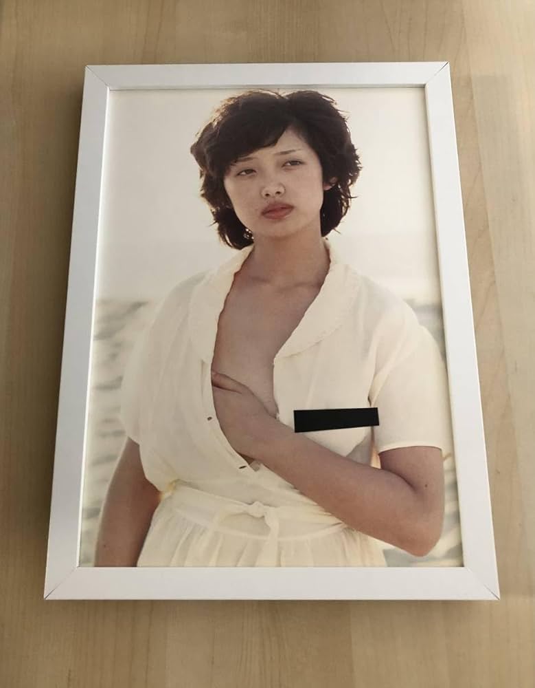 Amazon | kj 額装品 山口百恵 ノーブラ グラビア セクシー 貴重写真 A4