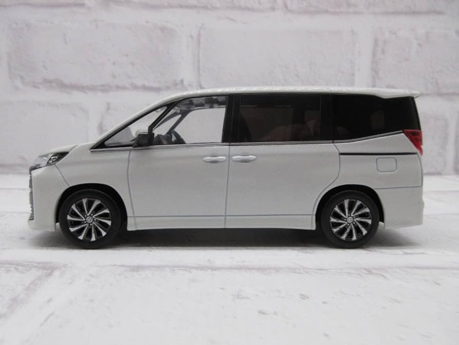 Amazon | ミニカー 1/30 トヨタ 新型ノア NOAH ホワイトパール