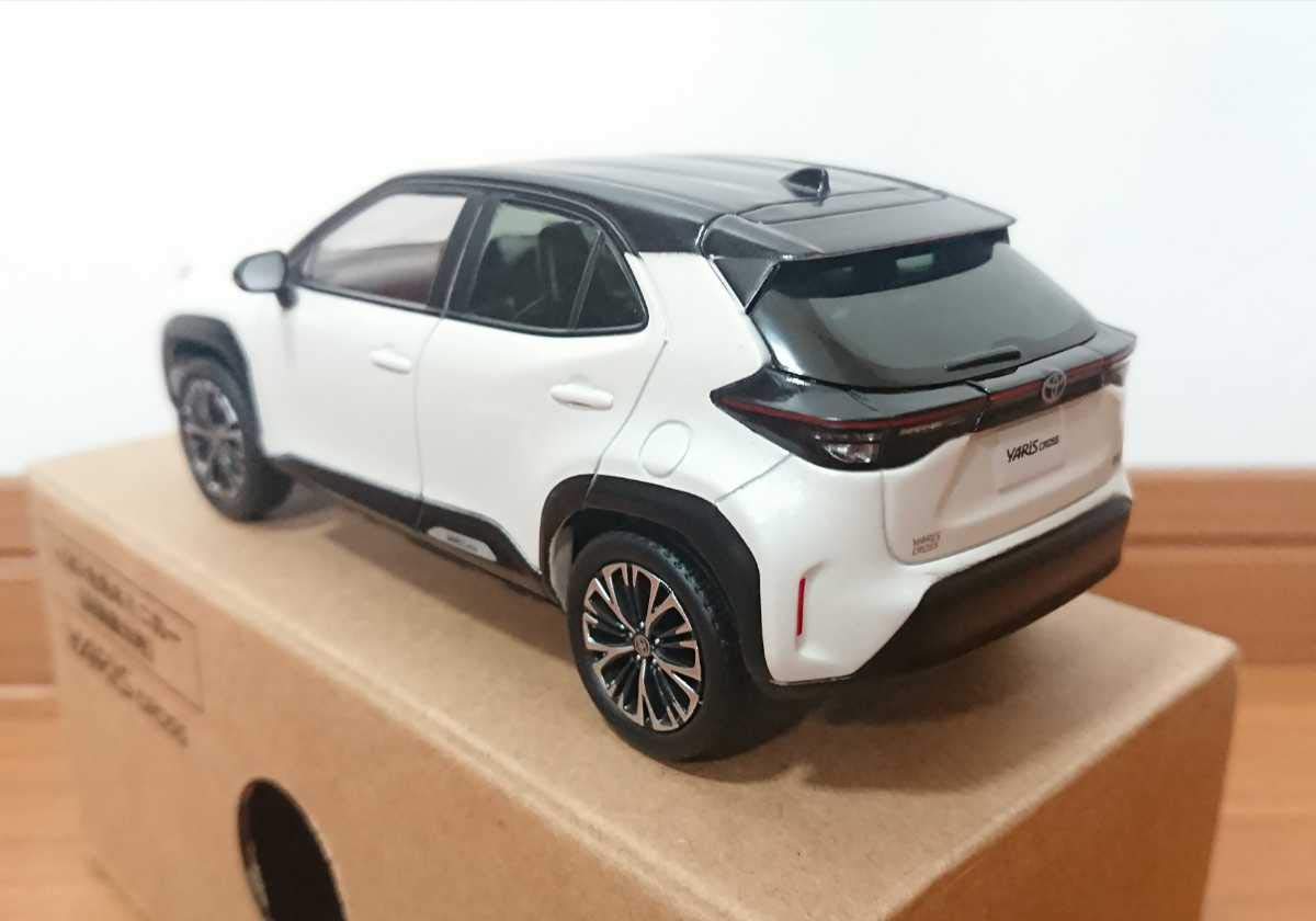 Amazon | トヨタ ヤリスクロス 1/30 カラーサンプルミニカー ブラック