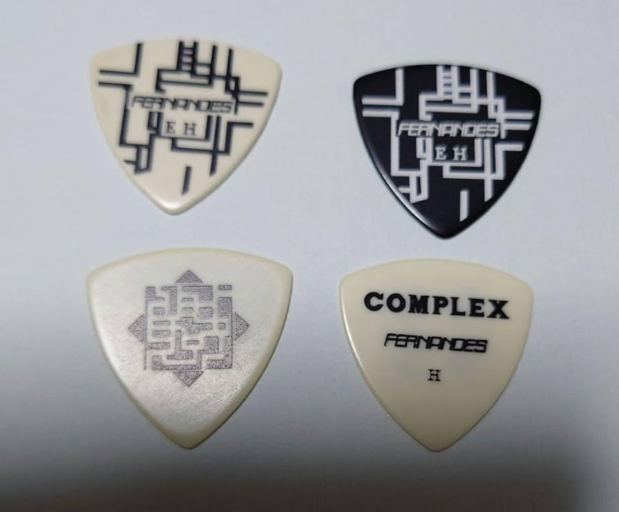 Amazon.co.jp: 布袋寅泰 complex ピック ギターピック g柄 4枚 セット