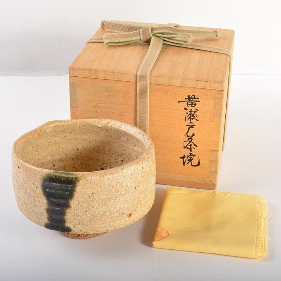 Amazon.co.jp: 人間国宝 荒川豊蔵作 黄瀬戸 茶碗 銘野遊 共布 鵬雲斎