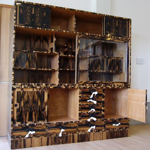 Amazon｜山形県名産品 高級家具 手作り黒柿和茶箪笥｜食器棚