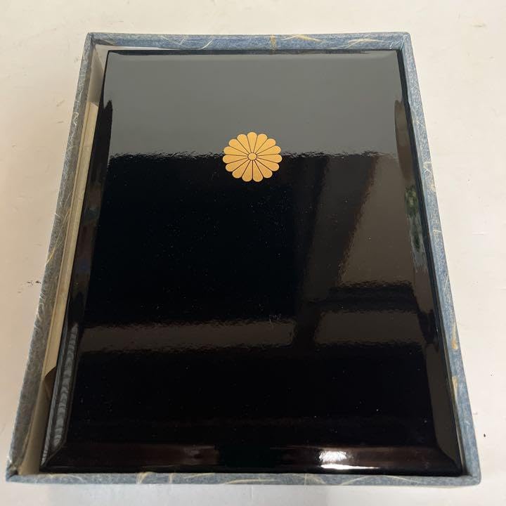 Amazon.co.jp: 漆箱 文箱 菊紋 皇室 記念品 紫綬褒章 : おもちゃ