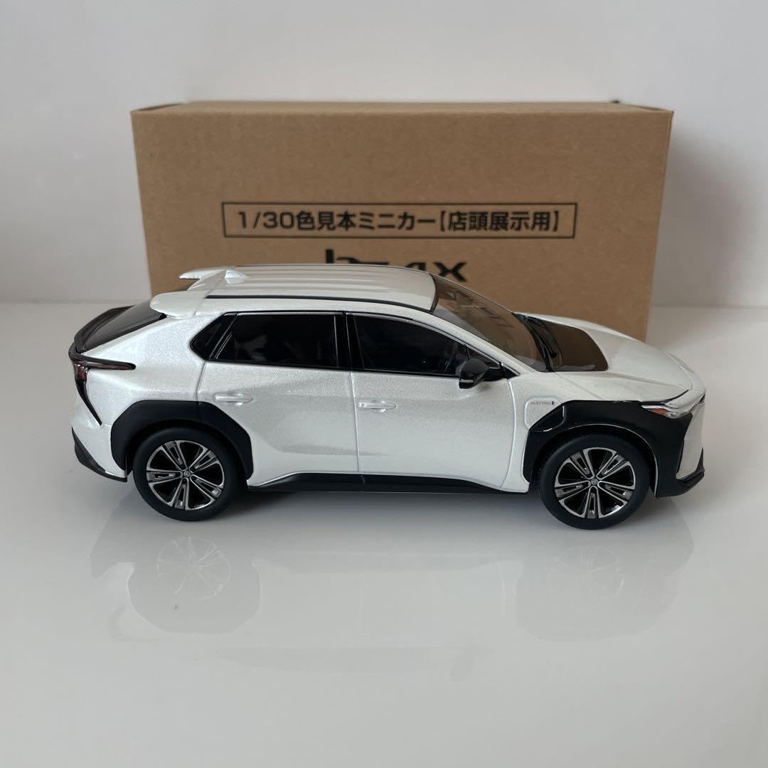 Amazon.co.jp: トヨタ bZ4X ミニカー カラーサンプル プラチナホワイト