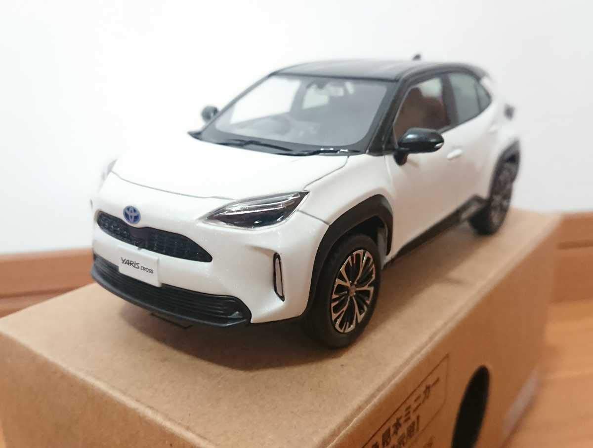 Amazon | トヨタ ヤリスクロス 1/30 カラーサンプルミニカー ブラック