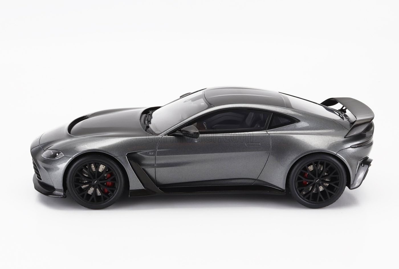 Amazon.co.jp: ミニカー 1/18 アストンマーチン V12 GT-SPIRIT 1/18