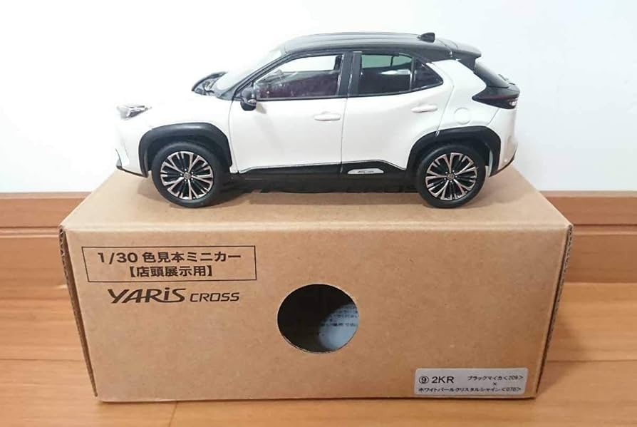 Amazon | トヨタ ヤリスクロス 1/30 カラーサンプルミニカー ブラック