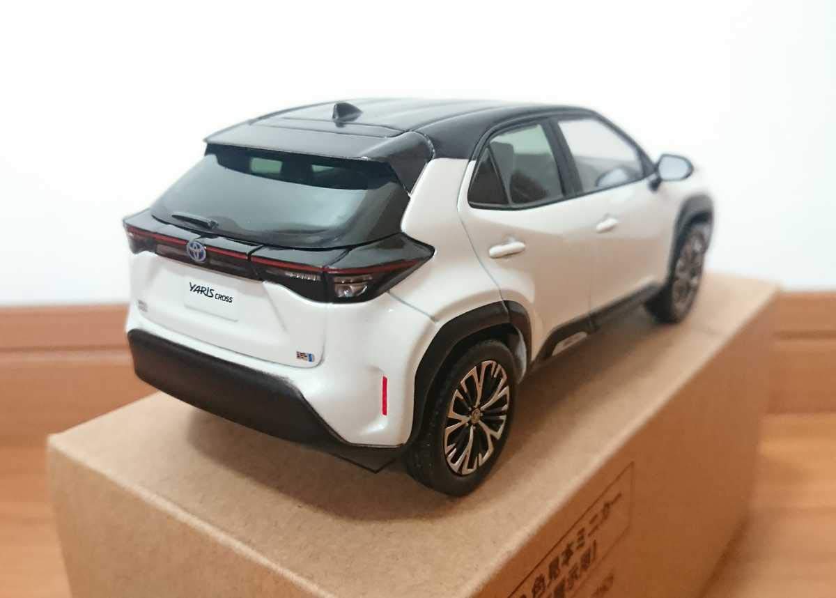 Amazon | トヨタ ヤリスクロス 1/30 カラーサンプルミニカー ブラック