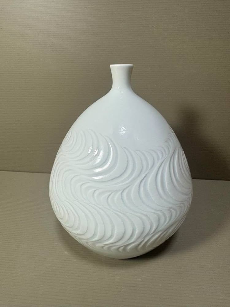 Amazon.co.jp: 2213 藤井朱明 白磁 流水彫文 花瓶 : ホビー