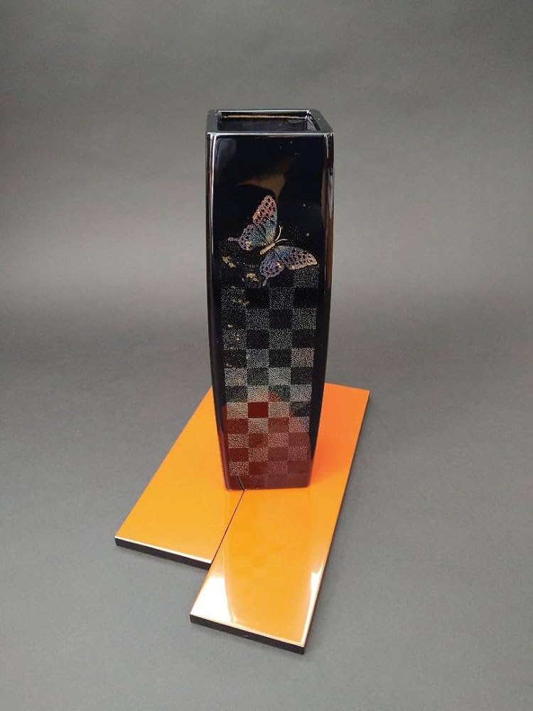 Amazon.co.jp: 輪島塗り沈金 蝶と市松模様の花器 : ホーム＆キッチン