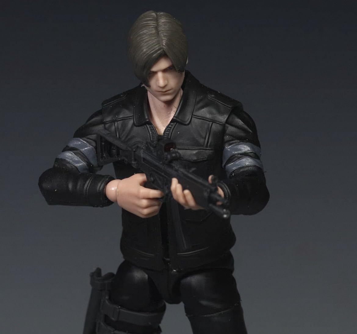 Amazon | 1/18 フィギュア biohazard レオン・S・ケネディ 関節可動