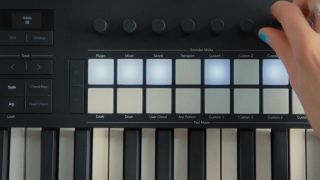 Amazon.com: Novation Launchkey Mini 25 MK4 — Portable 25 Mini-Key