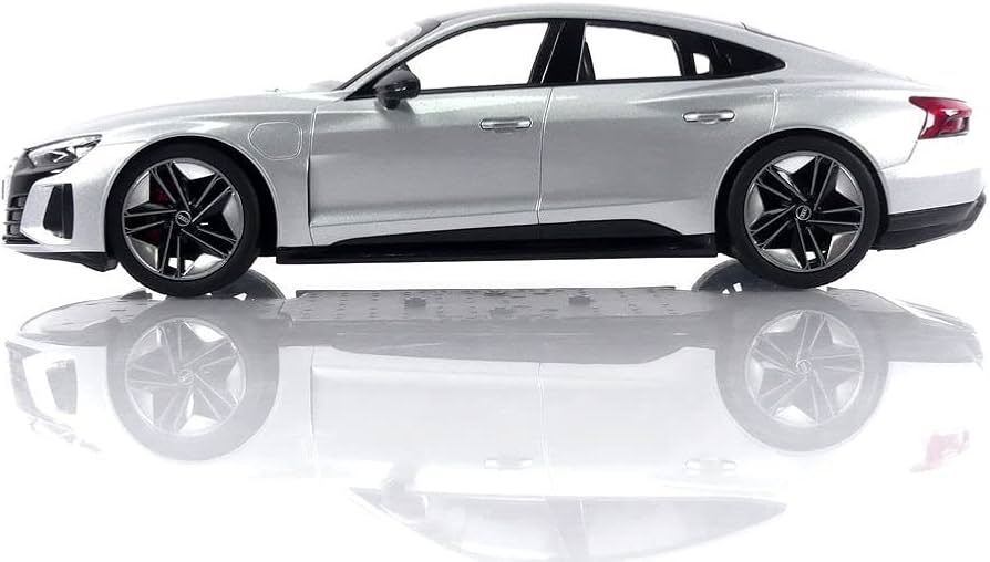 Amazon.co.jp: ノレブ 1/18 アウディ RS e-tron GT 2021 シルバー 完成