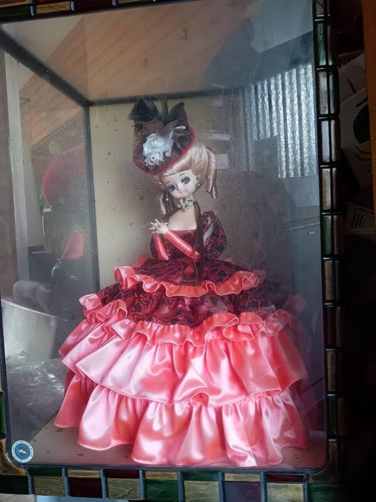 Amazon.co.jp: 豪華ガラスケース入りスキヨ ポーズ人形 フランス人形