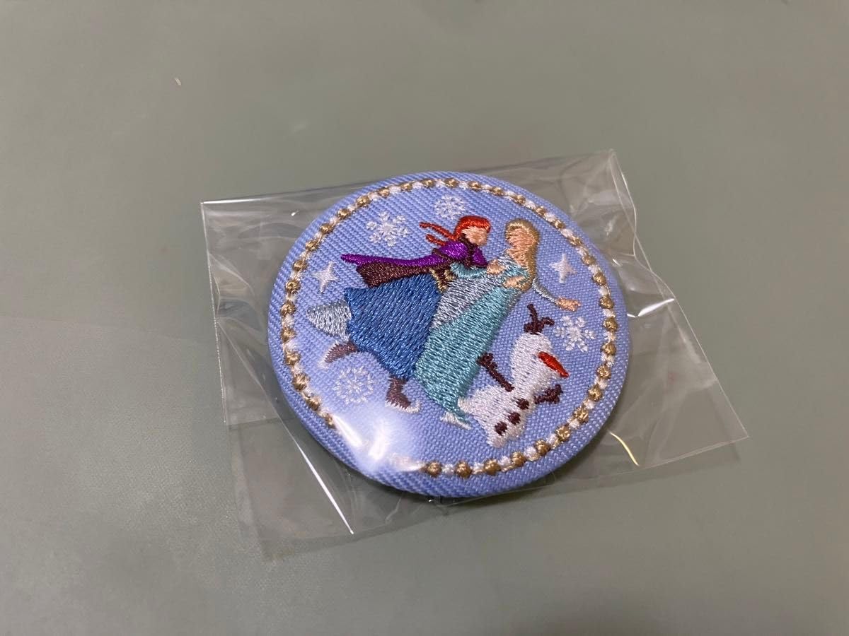 Amazon | アナ エルサ オラフ アナと雪の女王 缶バッジ 刺繍 | バッジ