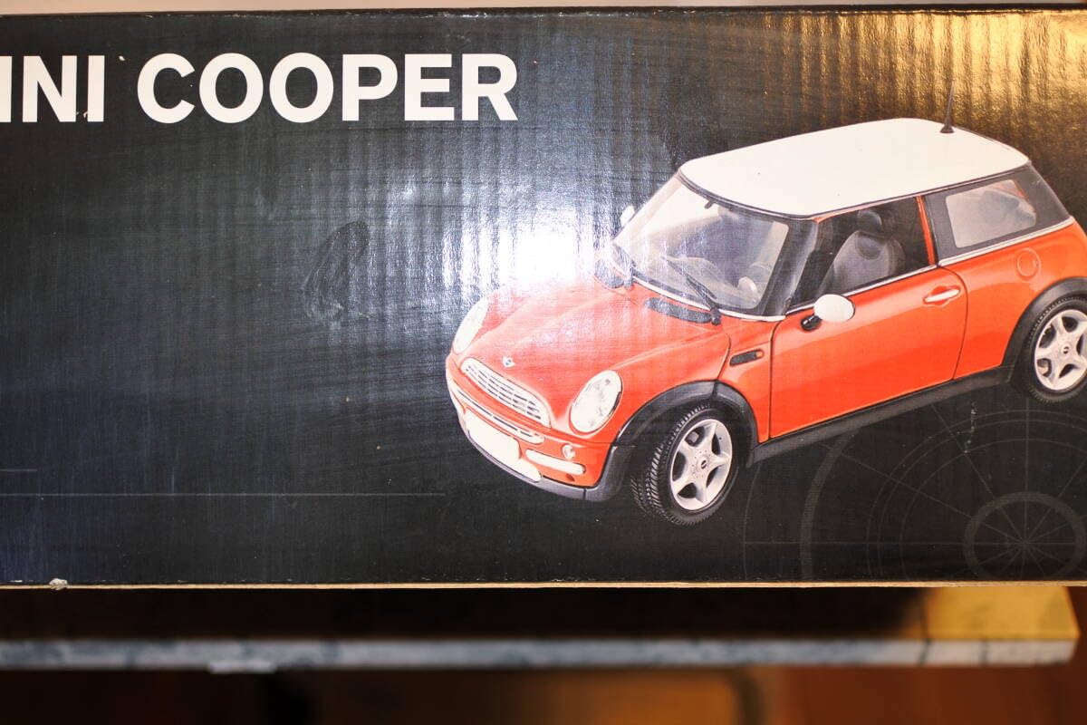 Amazon | 1/18 モーターマックス ミニクーパー 2001 白/赤 | ミニカー