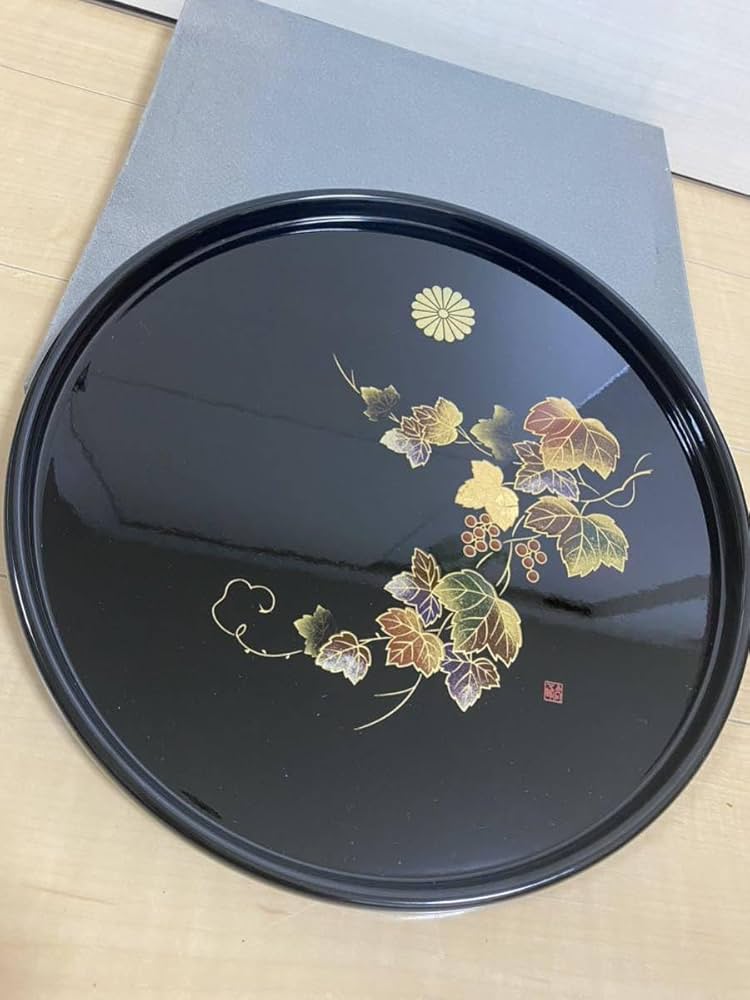 Amazon.co.jp: 上品な菊紋入り丸盆 金彩蒔絵滑り止め付き黒色葡萄ツタ