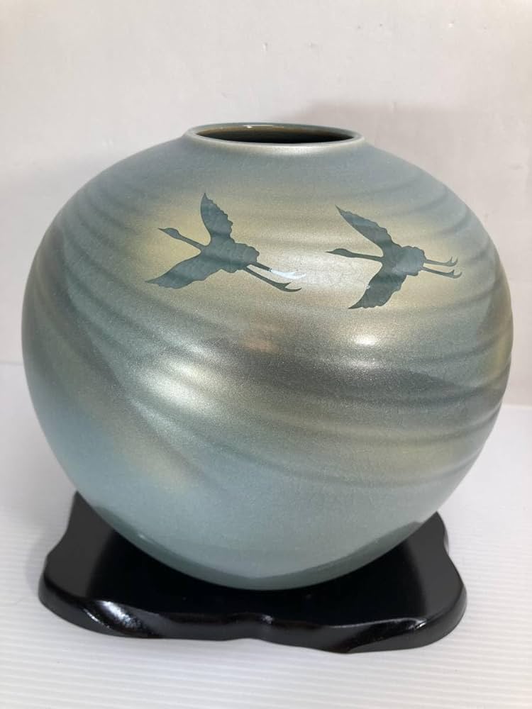 Amazon.co.jp: 品 九谷焼 丸花瓶 在銘 香祥作 双鶴連山 元箱 台座付き