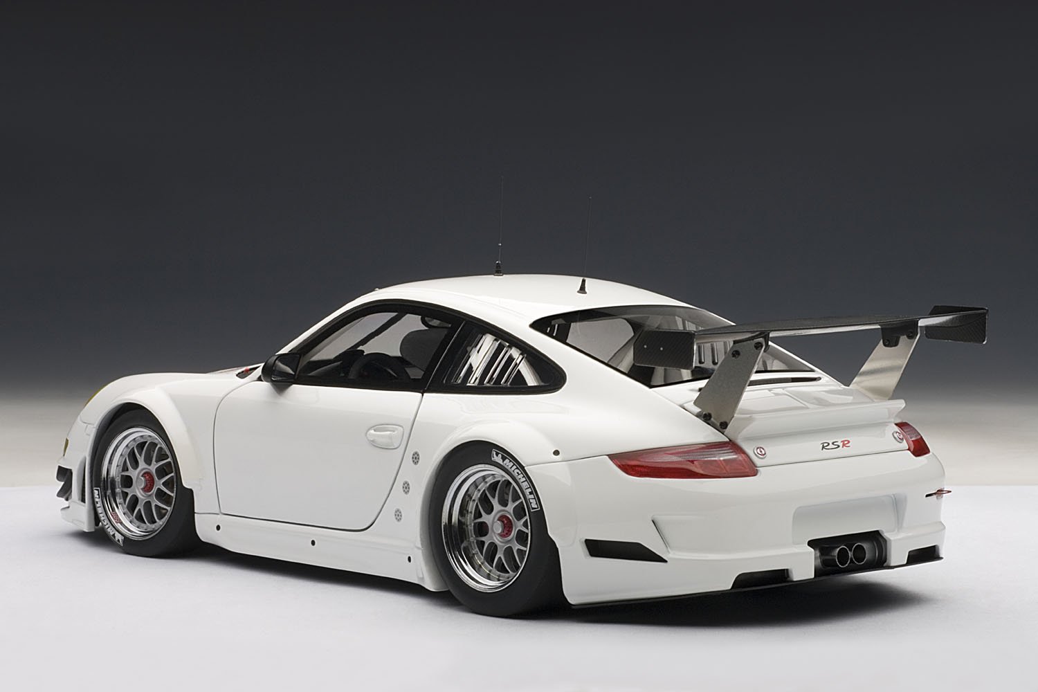 Amazon.co.jp: AUTOart 1/18 ポルシェ 911 (997)GT3 RSR 10 プレーン