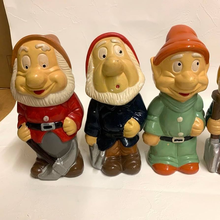 Amazon.co.jp: 白雪姫 7人の小人 置物 貯金箱 陶器 : ホビー