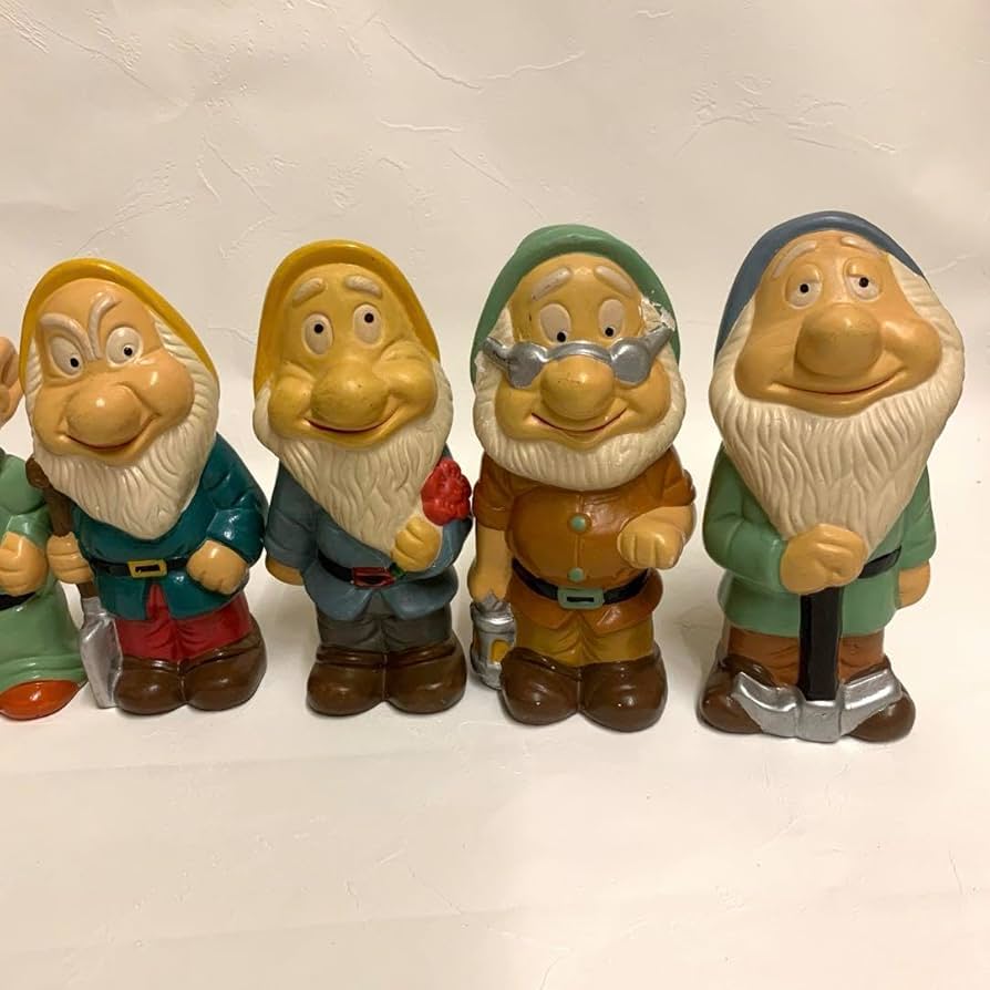 Amazon.co.jp: 白雪姫 7人の小人 置物 貯金箱 陶器 : ホビー