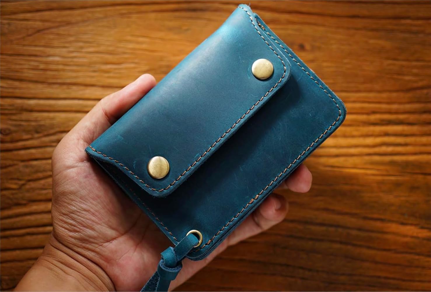 Amazon | 牛革 ミドルトラッカーウォレット (ブルー) | 財布