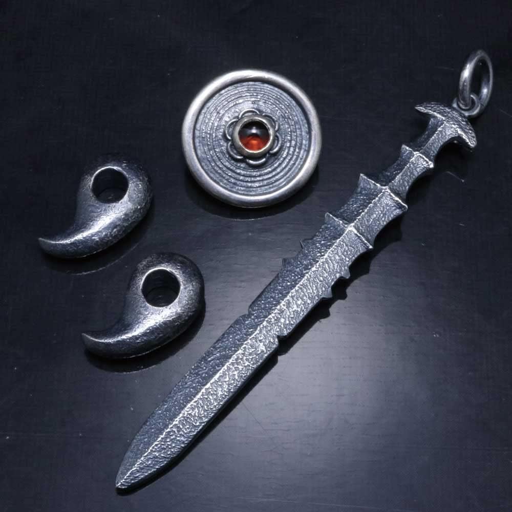 Amazon | [龍頭] シルバー 950 三種の神器 八尺瓊勾玉 勾玉 八咫鏡 天