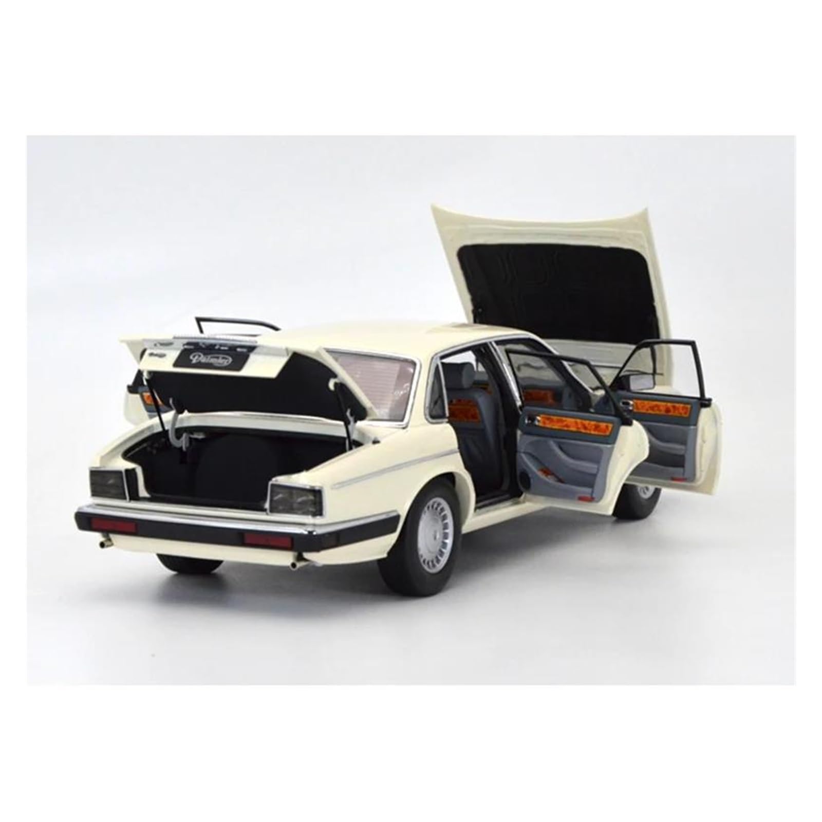 Amazon | ミニカー 1:18 ジャガーダイムラー XJ6 XJ40 おもちゃの車