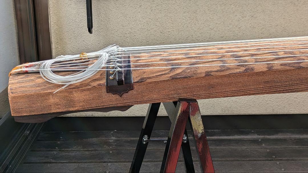 中古 刳り甲 十三絃筝 天然素材の 琴柱 .布張り琴柱ケース入り. 油箪