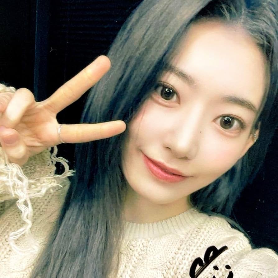 Amazon.co.jp: セール中…ルセラフィム…サクラ直筆サイン入り写真