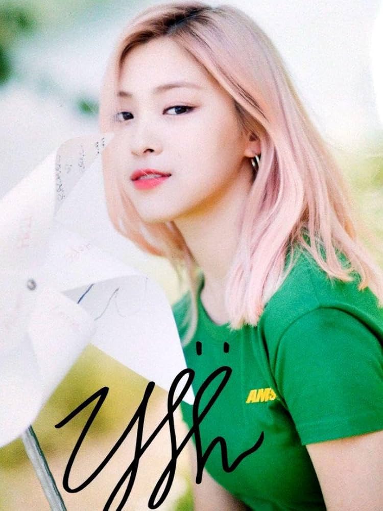 Amazon.co.jp: リュジン直筆サイン入り写真…RYUJIN‥ITZY‥イッジ : おもちゃ