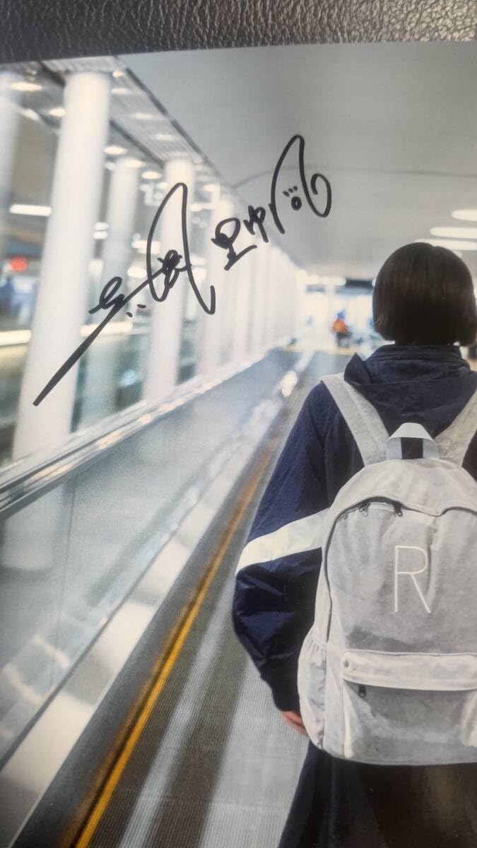 Amazon.co.jp: 吉岡 里帆 直筆サイン入り写真集 「so long」 : おもちゃ