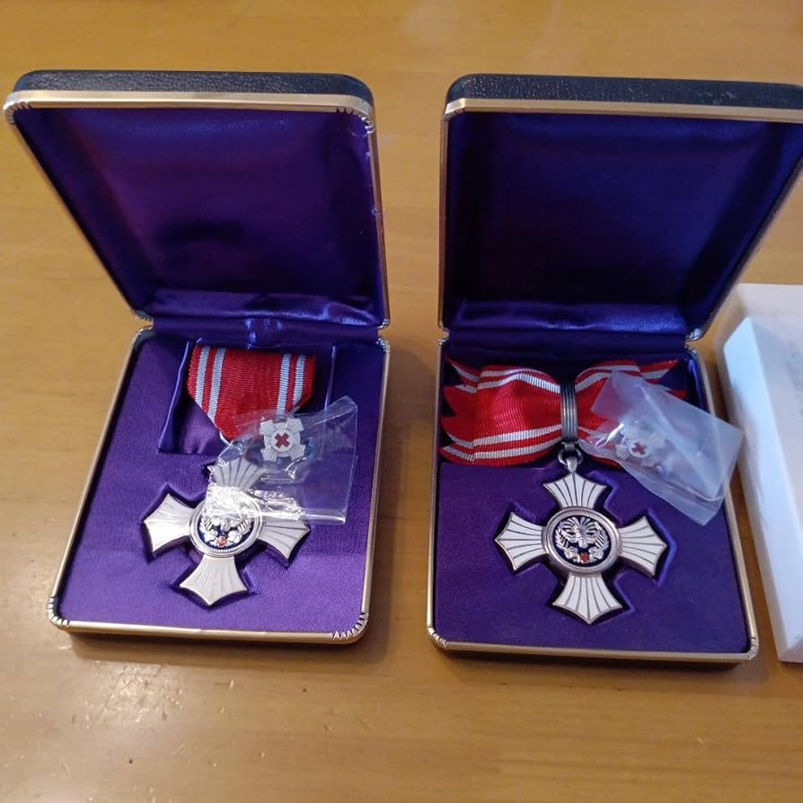 Amazon.co.jp: 日本赤十字社 銀色有功章 男性 女性用セット 略章付 完