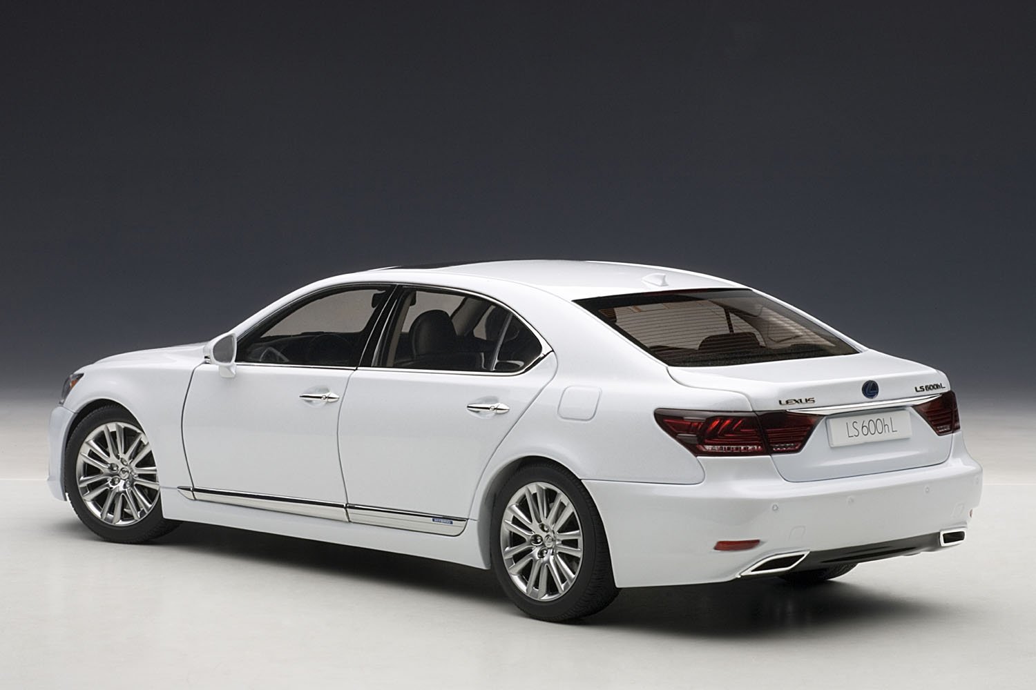 Amazon | AUTOart 1/18 レクサス LS600hL (ホワイトパール・ブラック